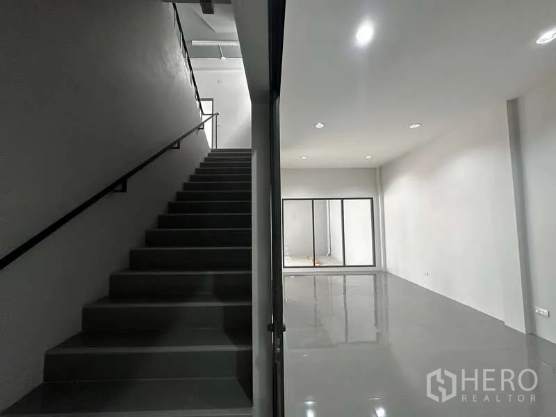 工厂 出租或出售在Bang Bua Thong, Nonthaburi - 一层大堂，楼梯与玻璃隔断办公室。