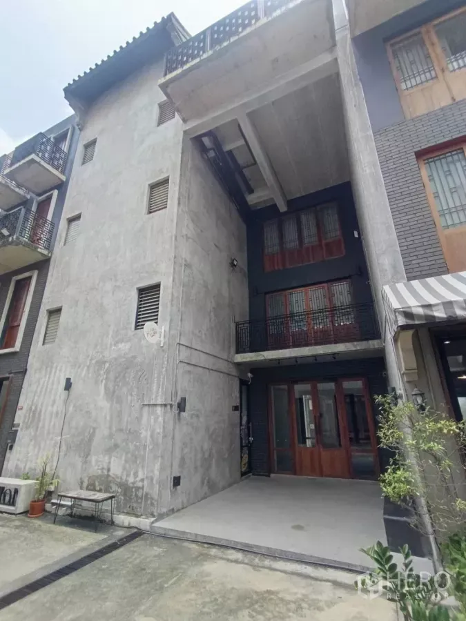 Home Office for rent in Pathum Wan, Bangkok - Modern loft-style home office for rent in Pathum Wan, Bangkok with concrete facade and front parking apron.