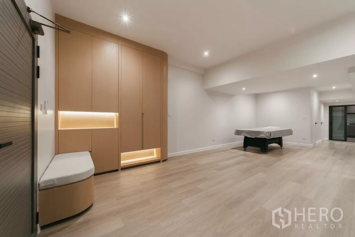 Townhouse for rent in Watthana, Bangkok - Multipurpose family room with built-in cabinetry, seating niche and wide floorspace.
