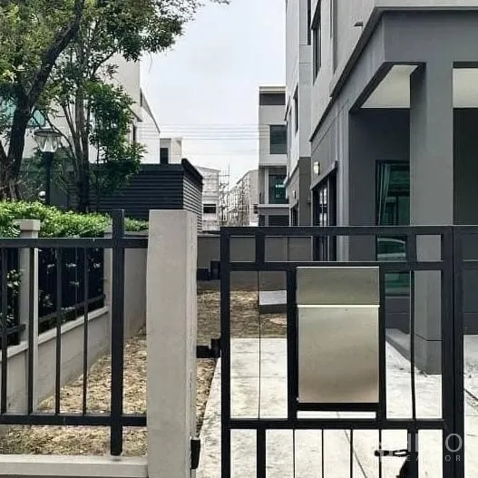 Detached House for rent in Khan Na Yao, Bangkok - Gated side yard and driveway beside the contemporary house.
