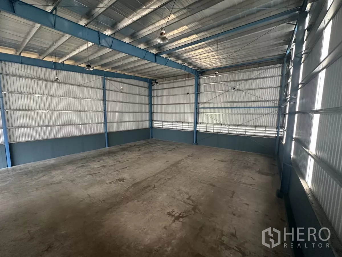 Factory for rent in Bang Phli, Samut Prakan - High-bay warehouse with steel structure, insulated roof and concrete floor.