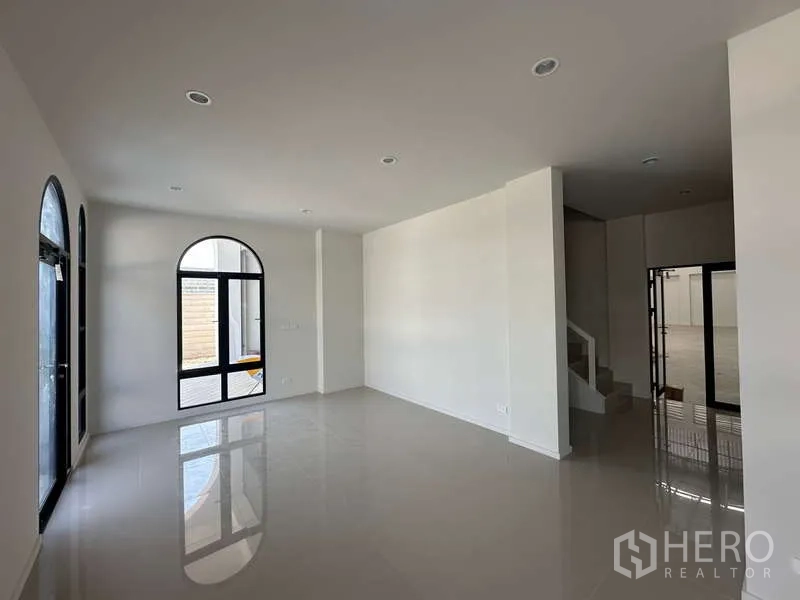 Factory for sale in Lam Luk Ka, Pathum Thani - Office lobby with arched window, staircase and access to the warehouse.