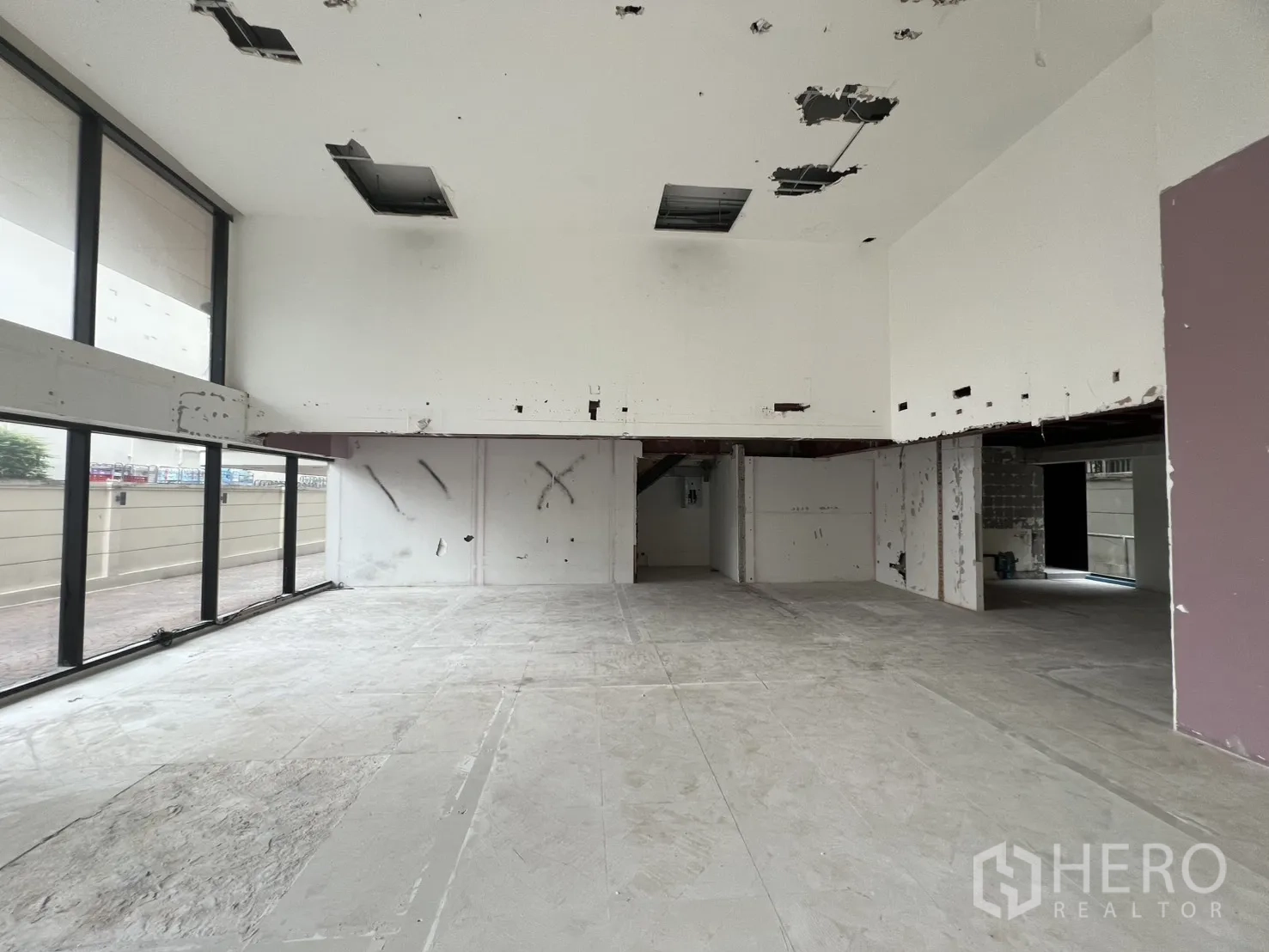 Retail Space for rent in Watthana, Bangkok - Very high ceiling retail shell with window wall and mezzanine structure.