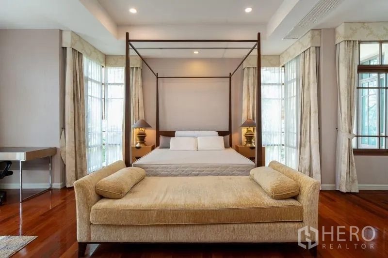 Detached House for rent in Watthana, Bangkok - Front view of the master bedroom with four-poster bed, bench and work desk.