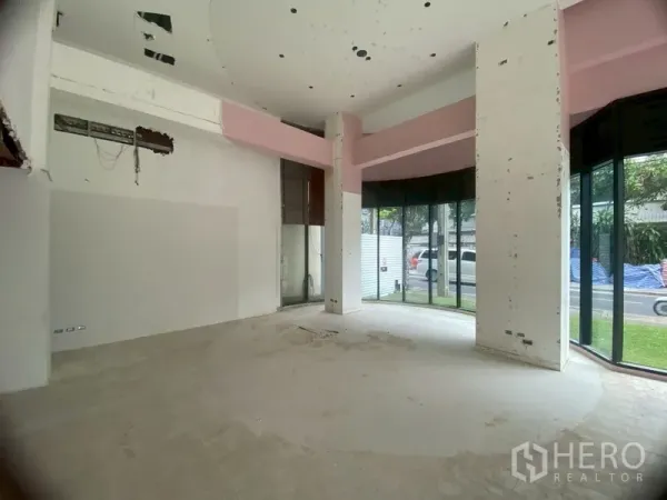Retail Space for rent in Watthana, Bangkok - Open retail hall with curved corner glazing and structural columns.