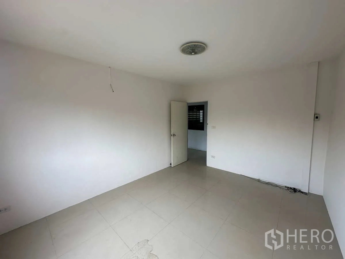 Warehouse for rent or sale in Bang Yai, Nonthaburi - Empty upstairs room with white walls and tiled floor ready for office use.
