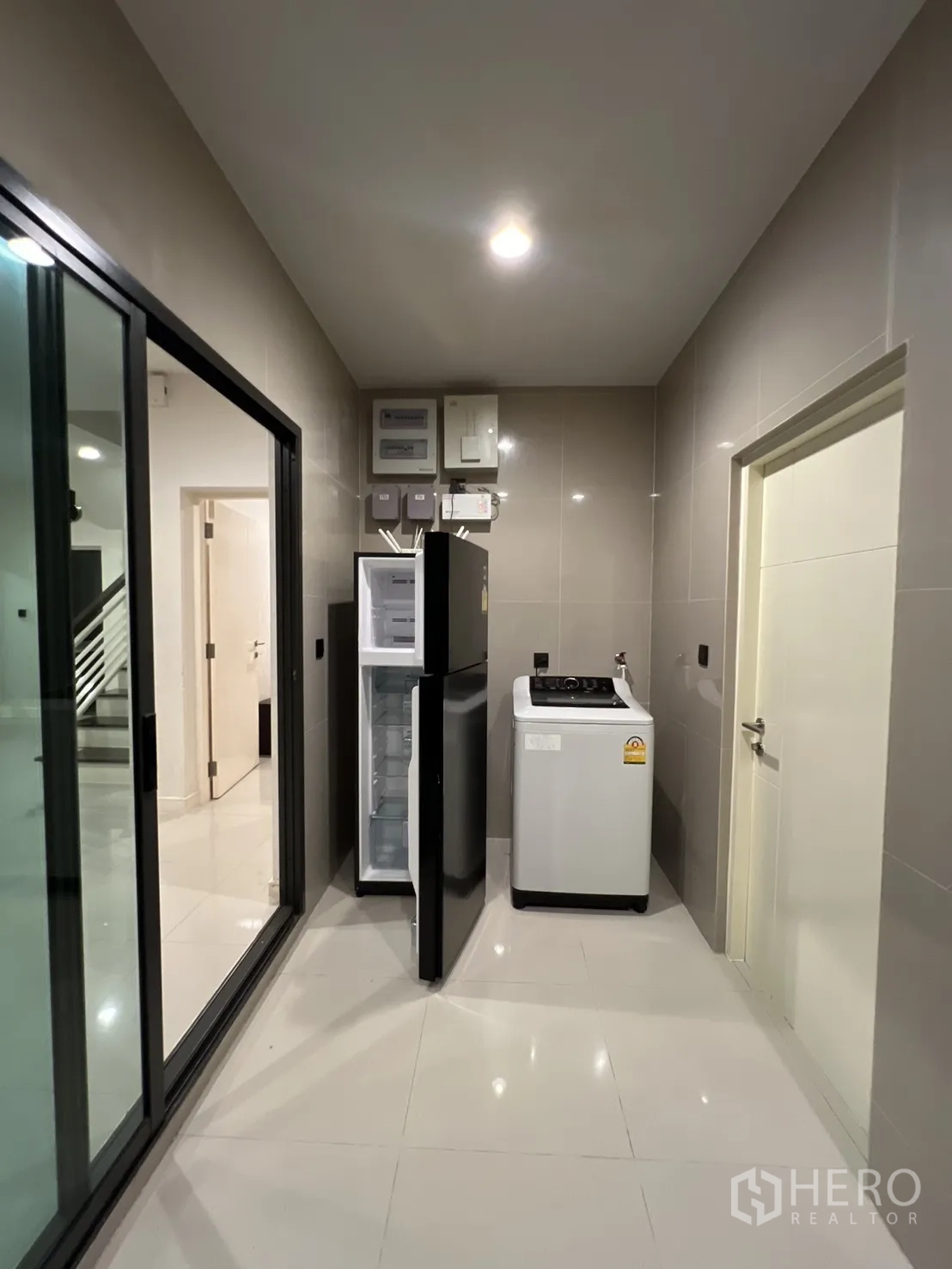 Detached House for rent or sale in Bang Kapi, Bangkok - Ground-floor multipurpose room with wardrobe and sofa bed.