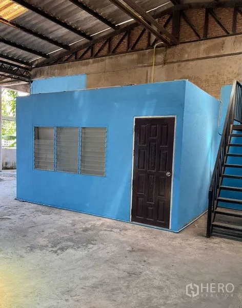 货栈 出租在Sai Noi, Nonthaburi - 仓库内的独立办公室盒体，设百叶窗与通往夹层的楼梯。
