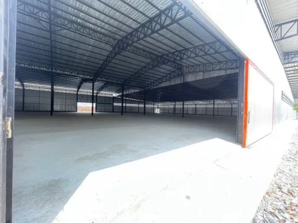 Factory for rent in Mueang Samut Sakhon, Samut Sakhon - Corner interior view of the spacious factory floor with side openings and daylight roof panels.