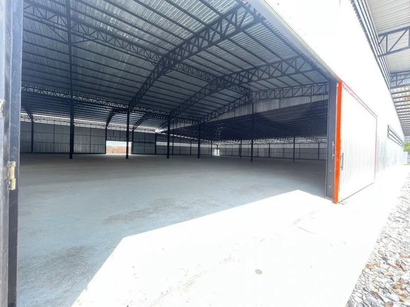 Factory for rent in Mueang Samut Sakhon, Samut Sakhon - Corner interior view of the spacious factory floor with side openings and daylight roof panels.