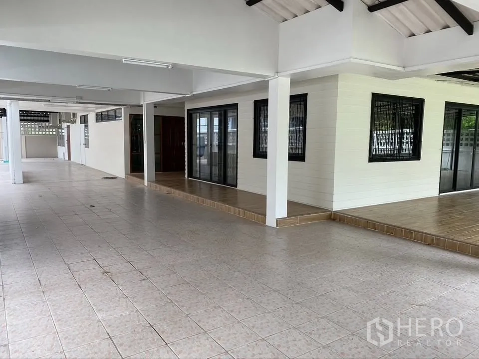 独栋房屋 for rent in Suan Luang, Bangkok - 环屋有顶露台，铺地砖并配玻璃推拉门。