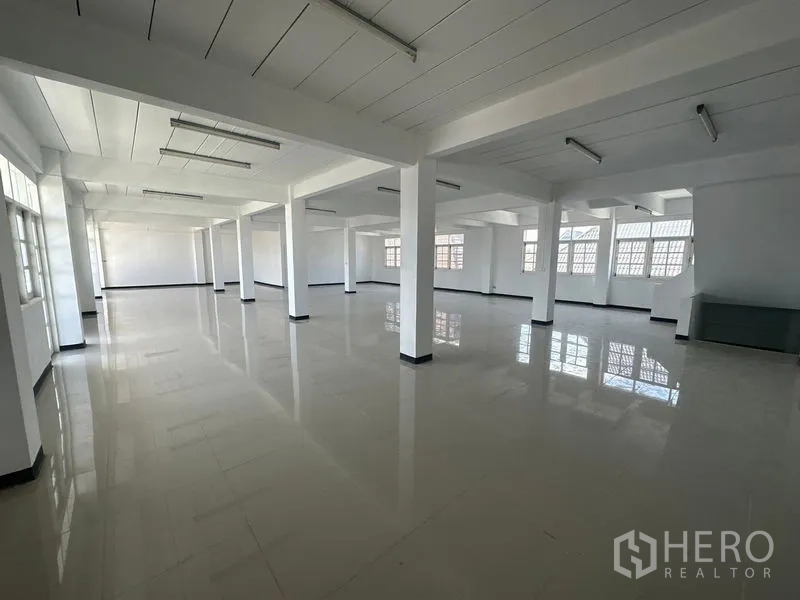 สำนักงานที่บ้าน ให้เช่าในPhra Khanong, Bangkok - พื้นที่ทำงานกว้างมีเสาเรียงราย ไฟสแตนด์ยาว และพื้นสะท้อนเงา