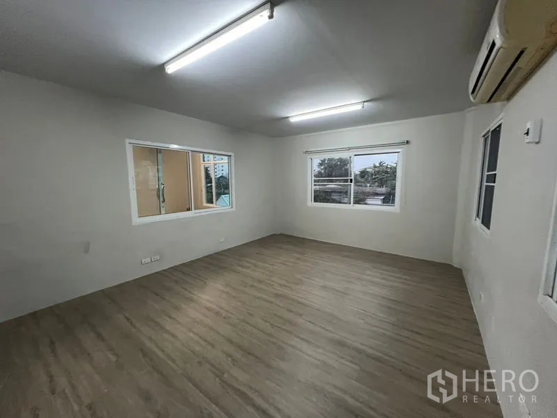 Warehouse for rent in Prawet, Bangkok - Upper-floor landing with staircase, glass wall and vinyl flooring, suitable for workspace.