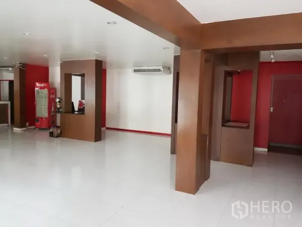 Retail Space for rent in Watthana, Bangkok - Flexible showroom space with wooden columns, built-in niches, and air-conditioning.