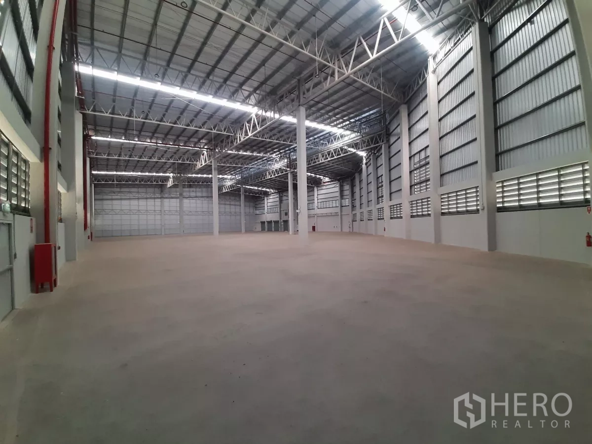 工厂 出租在Bang Lamung, Chon Buri - 仓库长廊，高百叶墙与消防设备