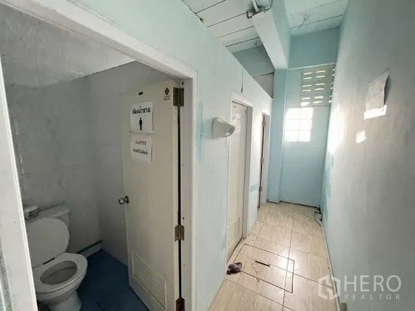 货栈 出租在Khlong Sam Wa, Bangkok - 走廊铺地砖，分隔式卫生间入口。