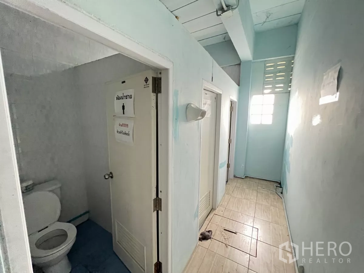 货栈 出租在Khlong Sam Wa, Bangkok - 走廊铺地砖，分隔式卫生间入口。