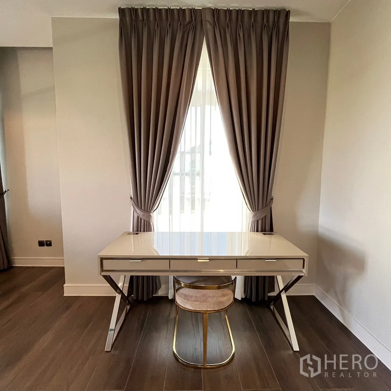 Detached House for rent or sale in Bang Khen, Bangkok - Compact study nook with desk by a window and floor‑to‑ceiling curtains.