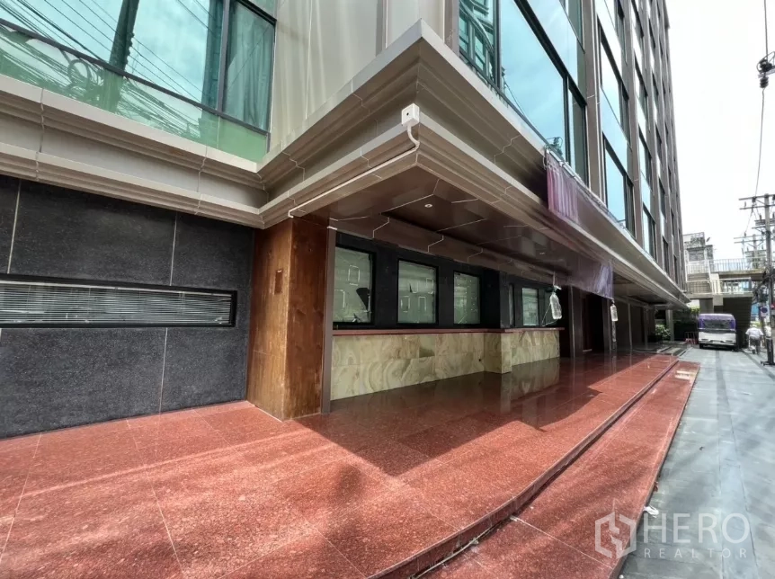 Retail Space for rent in Khlong Toei, Bangkok - Corner retail exterior with long canopy, display windows and wide pavement.