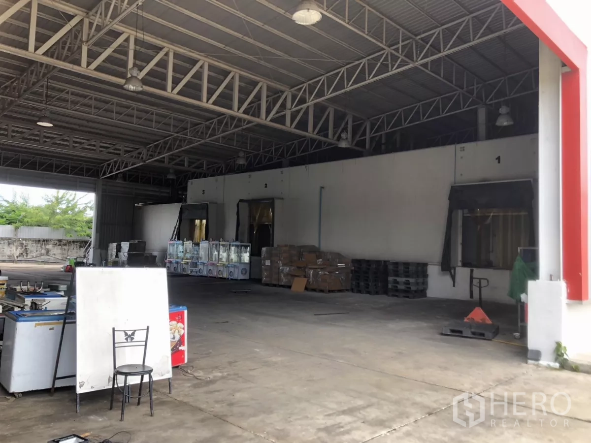 工厂 出租在Mueang Samut Prakan, Samut Prakan - 保温冷库及月台挡风帘的近景