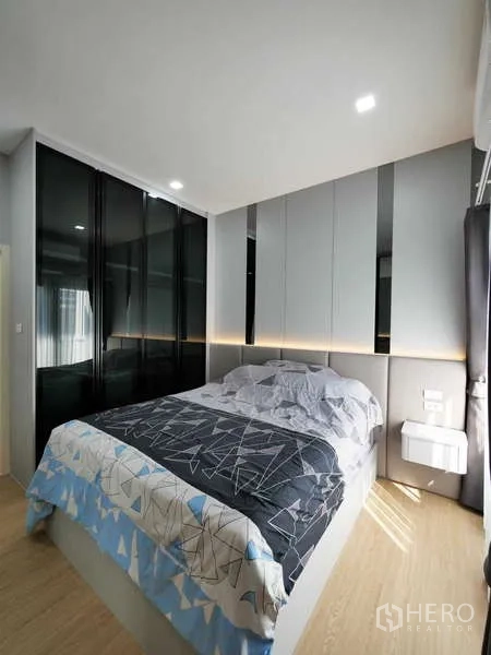 Detached House for rent or sale in Thanyaburi, Pathum Thani - Cozy bedroom with paneled headboard, built-in wardrobes and natural light.