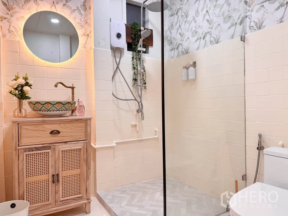 Detached House for rent in Huai Khwang, Bangkok - Stylish bathroom with vanity, walk-in shower and warm lighting.