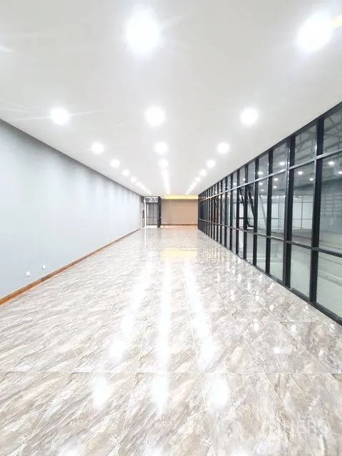 Warehouse for rent in Sai Mai, Bangkok - Long upstairs office corridor with tiled floor, ceiling lights, and glass wall.