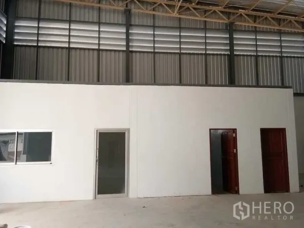 货栈 出租在Suan Luang, Bangkok - 仓库内的办公隔间，带门窗，位于通风百叶与桁架屋顶下方。