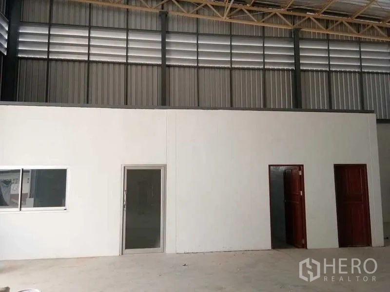 货栈 出租在Suan Luang, Bangkok - 仓库内的办公隔间，带门窗，位于通风百叶与桁架屋顶下方。