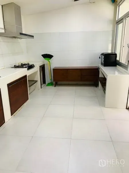 联排别墅 出租或出售在Huai Khwang, Bangkok - 简约厨房，燃气灶、排烟机、白色台面与大窗户