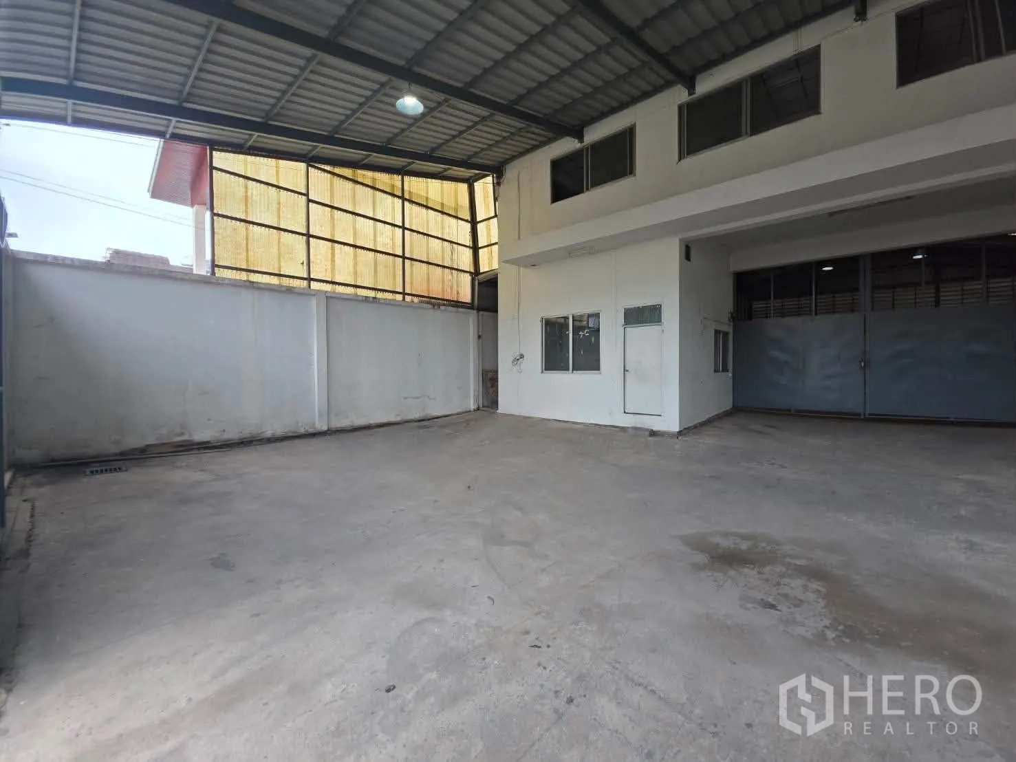 Warehouse for rent or sale in Phra Khanong, Bangkok - Large covered loading yard in front of the office and main warehouse doors.