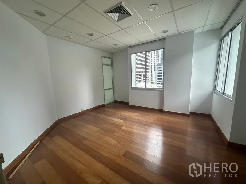 办公空间 出租在Bang Rak, Bangkok - 角落独立办公室，木地板，带城市景观窗。