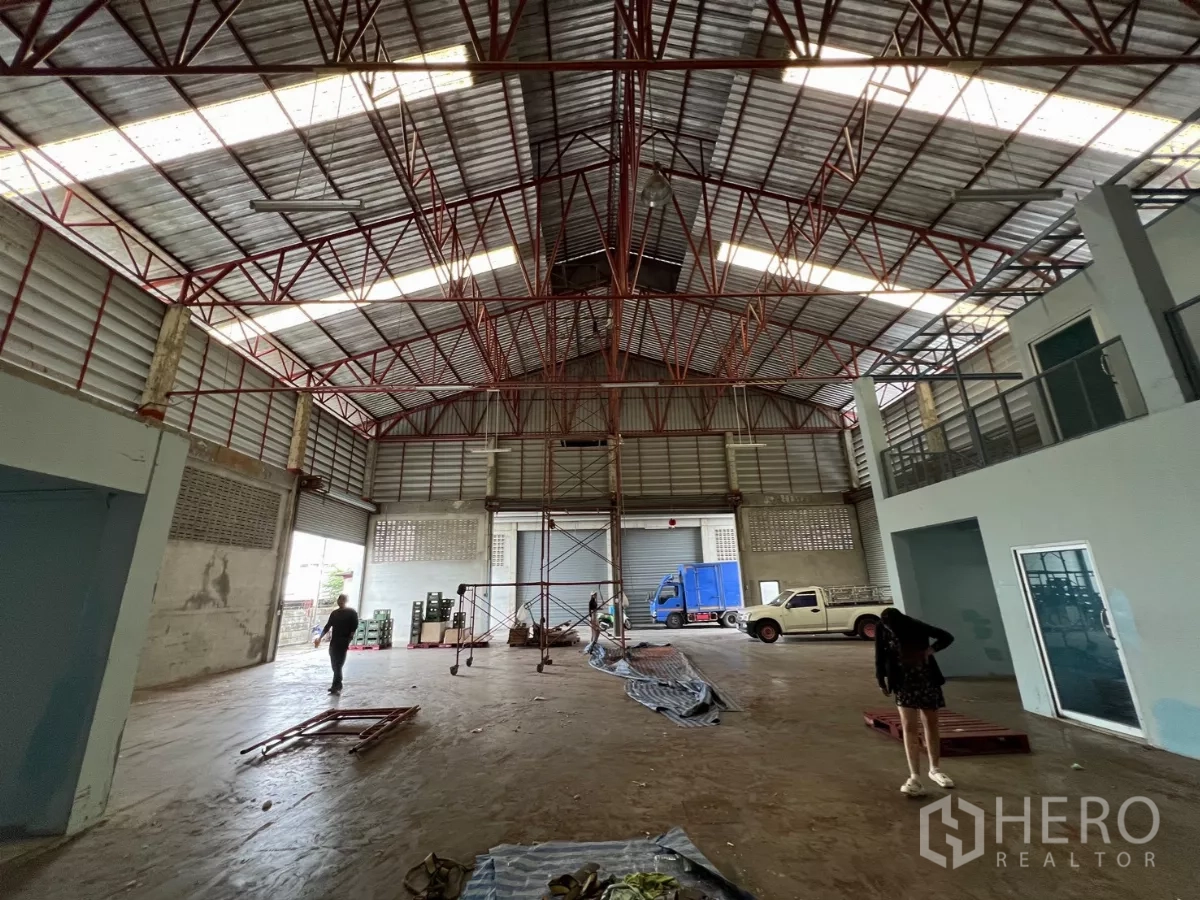 货栈 出租在Khlong Sam Wa, Bangkok - 曼谷Khlong Sam Wa高挑仓库内部，红色钢桁架，夹层办公室与多道卷帘门。