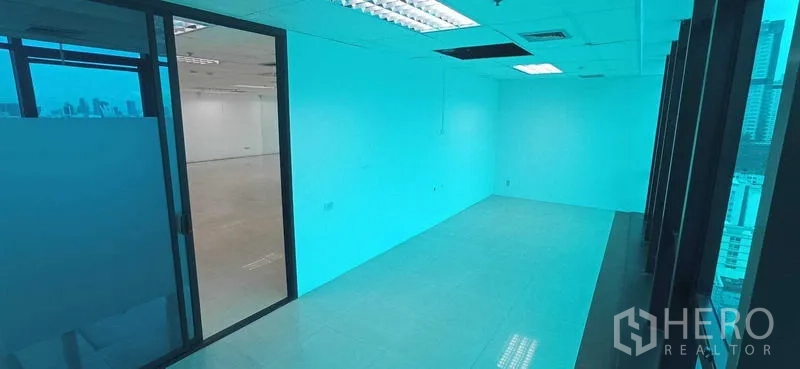 Office Space for rent in Huai Khwang, Bangkok - Compact private room with a sliding glass door opening to the main open-plan office.