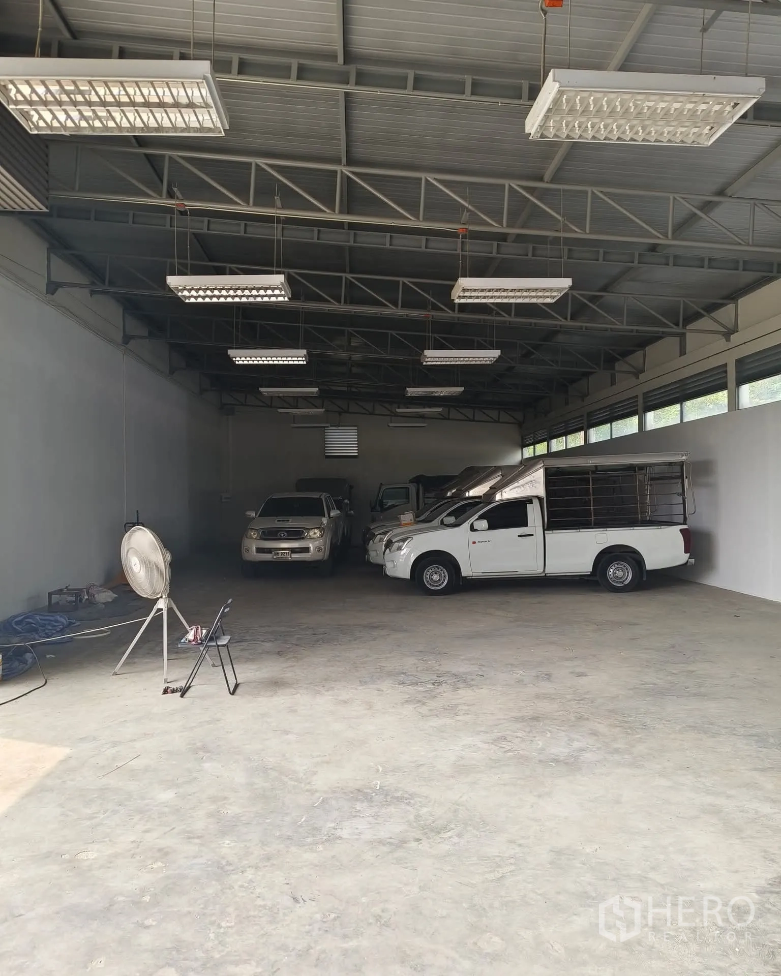 โกดัง for rent in Sai Mai, Bangkok - ภายในโกดังโล่ง เพดานทรัสเหล็กสูง ไฟ LED พื้นคอนกรีต เรียบ เหมาะจอดรถบรรทุก