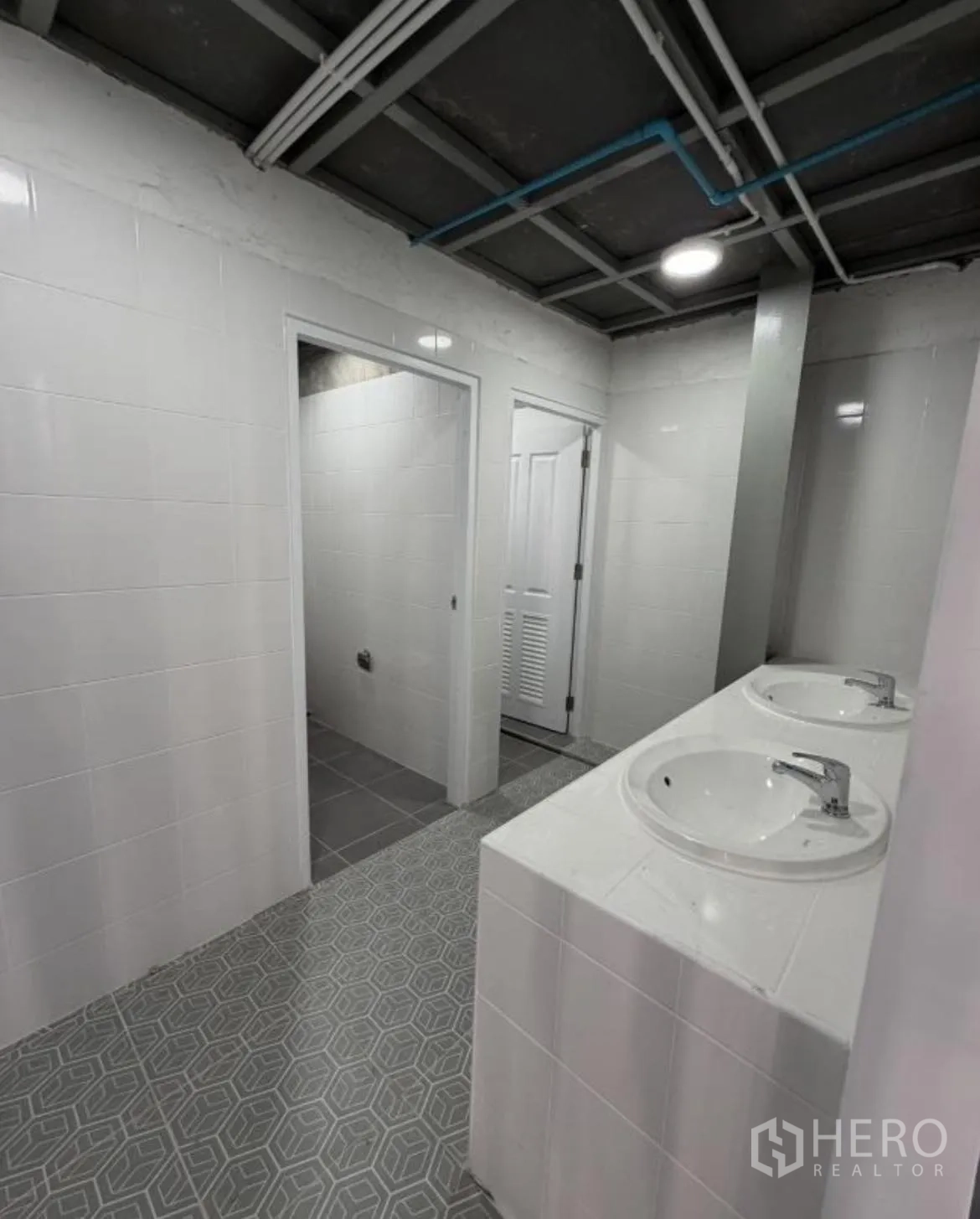 Warehouse for rent in Bang Khun Thian, Bangkok - Washroom area with two sinks and tiled flooring.