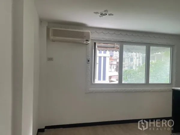 Retail Space for rent in Khlong Toei, Bangkok - Windowed room with wall-mounted air conditioner and natural light.