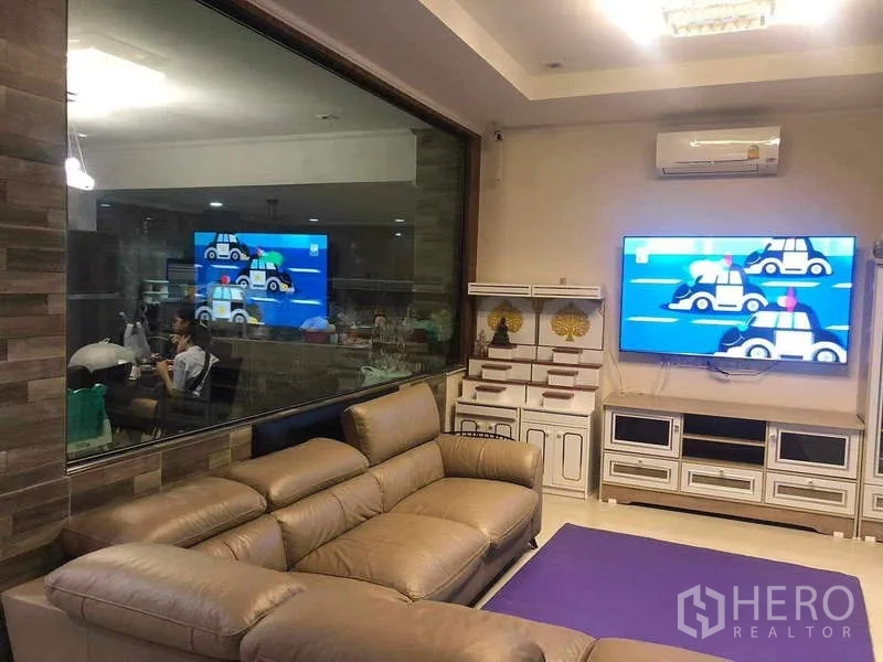 บ้าน ให้เช่าหรือขายในPrawet, Bangkok - ห้องนั่งเล่นมุมมองถึงครัวผ่านกระจกบานใหญ่ พร้อมชั้นวางทีวีบิวท์อิน