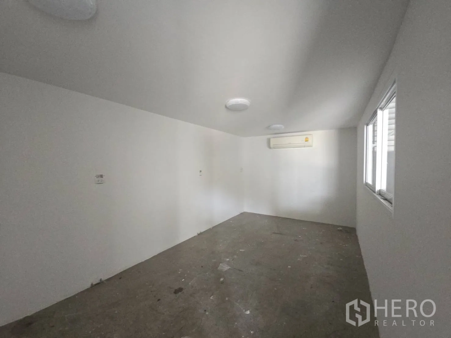 Warehouse for rent in Bang Phli, Samut Prakan - Simple white office room inside the warehouse with windows and a wall-mounted air conditioner.