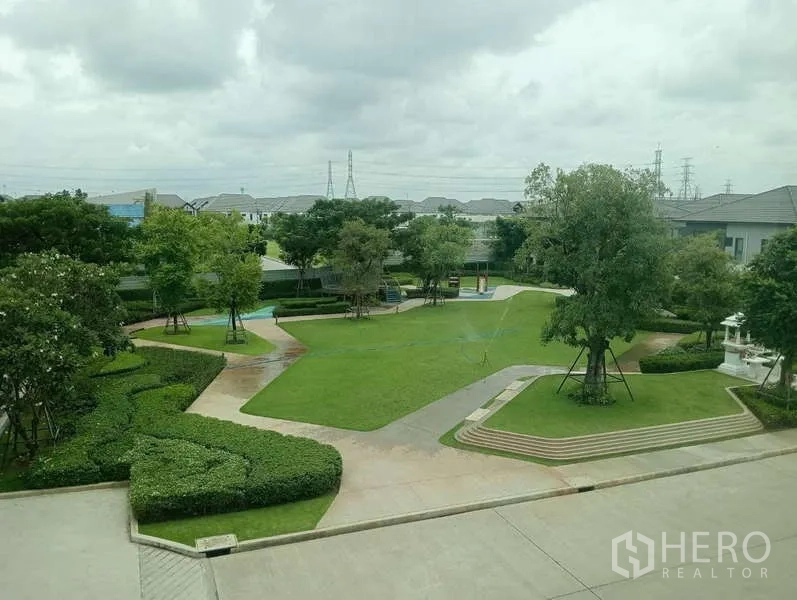 独立式住宅 出租在Bang Phli, Samut Prakan - 社区景观公园，步行道、草坪与成树一应俱全。