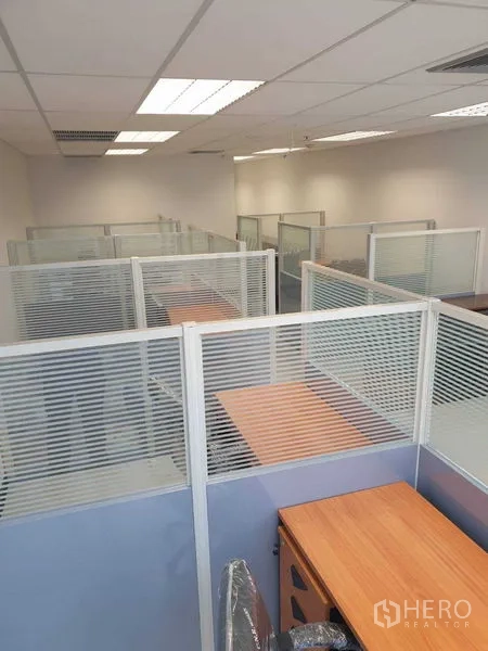 Office Space for rent in Chatuchak, Bangkok - Overview of multiple cubicles under grid ceiling lighting.