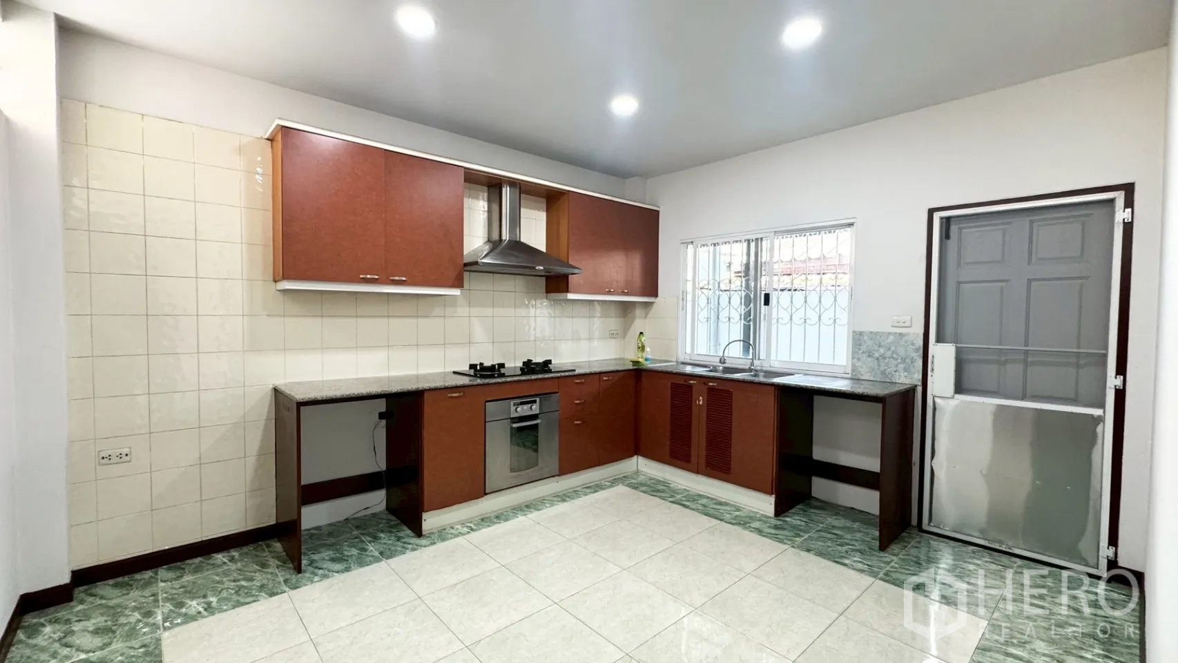 บ้านเดี่ยว for rent in Suan Luang, Bangkok - ครัวยูรูปพร้อมเตาแก๊ส เครื่องดูดควัน เตาอบ อ่างล้างจาน และตู้เก็บของจำนวนมาก