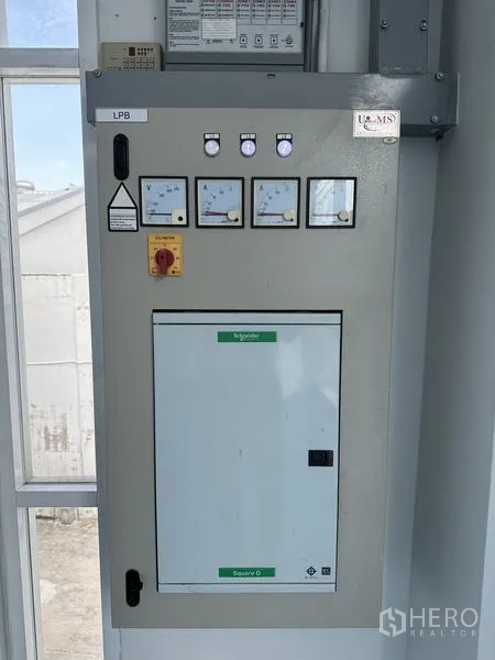 工厂 出租在Khlong Luang, Pathum Thani - 三相电配电柜，带电表与安全开关。