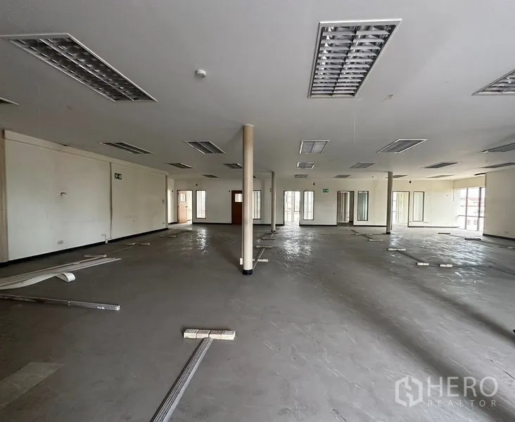 货栈 出租在Suan Luang, Bangkok - 大型开间楼层，立柱与多组顶灯，适作仓库办公。