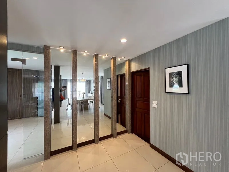 Detached House for sale in Mueang Pathum Thani, Pathum Thani - Entry hallway with mirrored wall panels, downlights and wooden interior doors.