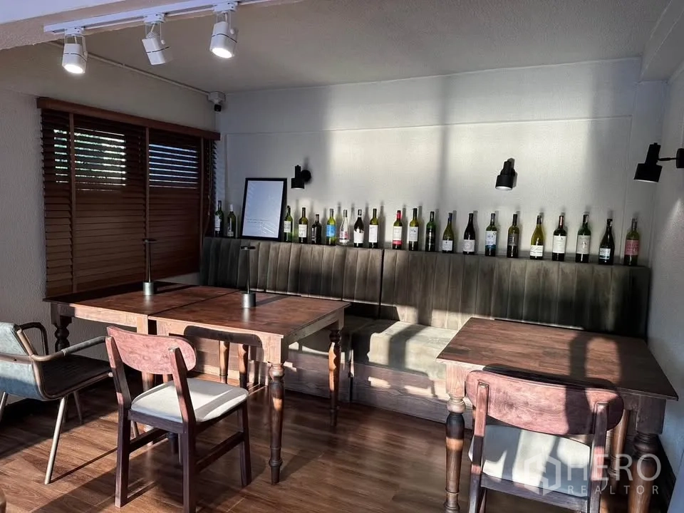 零售空间 for rent in Sathon, Bangkok - 日照充足的用餐间，卡座、木桌、轨道灯与百叶窗。