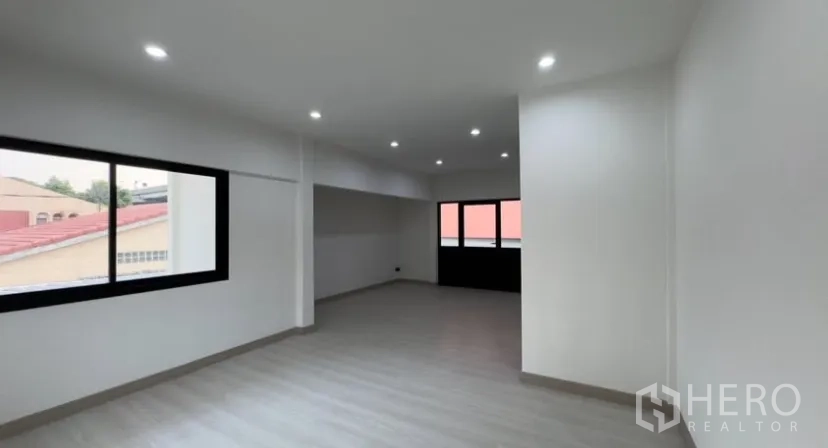 独栋房屋 for rent in Suan Luang, Bangkok - 宽敞卧室，嵌入式筒灯和大窗户。