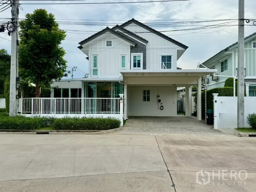 Detached House for rent in Bang Phli, Samut Prakan - Modern two-storey detached house facade with covered carport and white fence in Bang Phli.