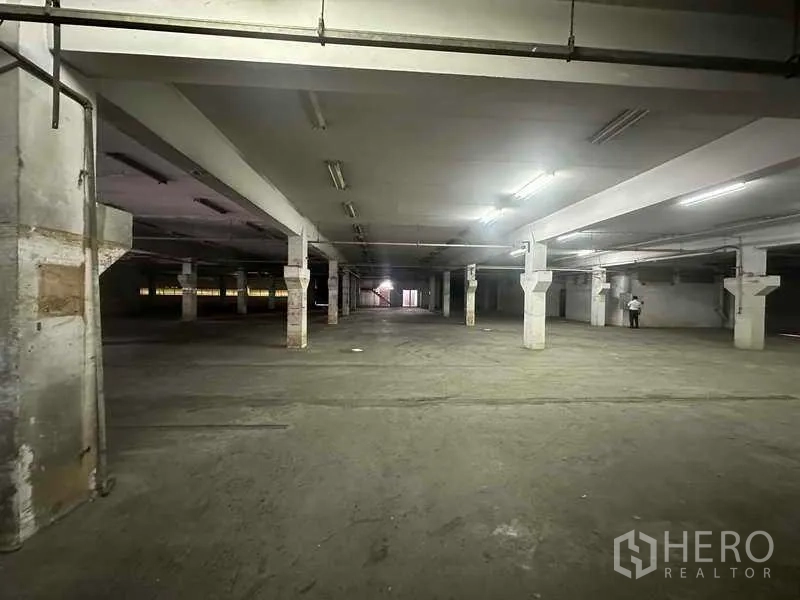 Factory for rent in Khlong Luang, Pathum Thani - Vast columned industrial floor with fluorescent lighting and a concrete surface