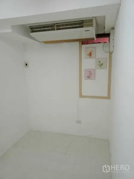 Townhouse for rent in Khlong Toei, Bangkok - White spare room with wall-mounted air conditioner in the Ekkamai home.